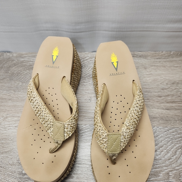 VOLATILE Wedge Platform Flip Flop Sandals Women's Size Us 9 Tan/ Beige - Picture 5 of 6